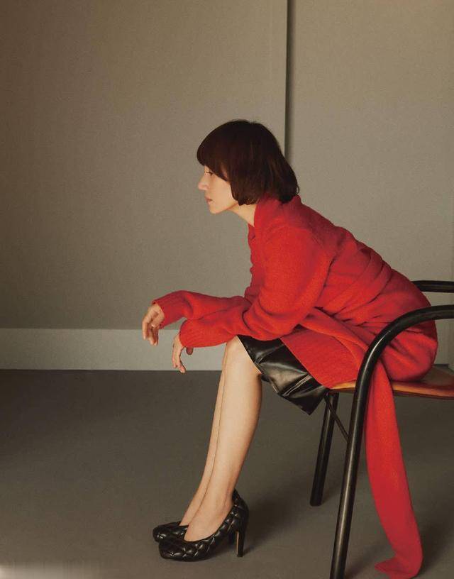 原创女人要是到了50岁建议少穿高跟鞋丝袜学袁泉这样穿优雅时髦