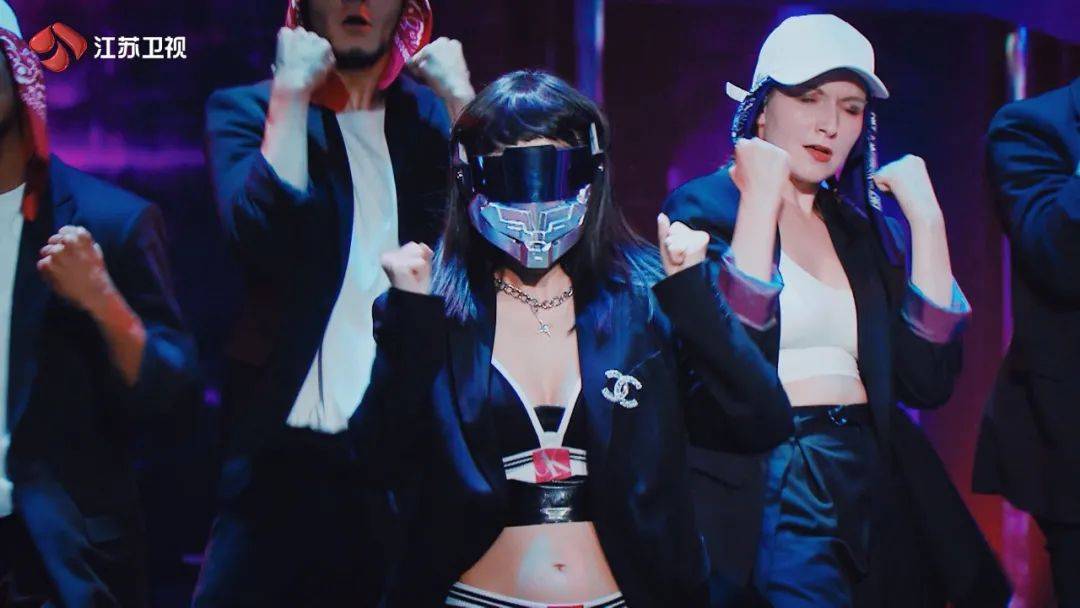 "漂亮姐姐"李菲儿是排练室来得最早走得最晚的,放一百多遍音乐,她就跳