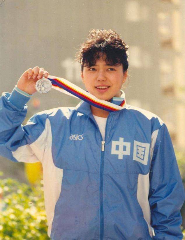 原创47岁庄泳身家过亿二婚嫁泳坛王子儿子入英国籍现已成女总裁