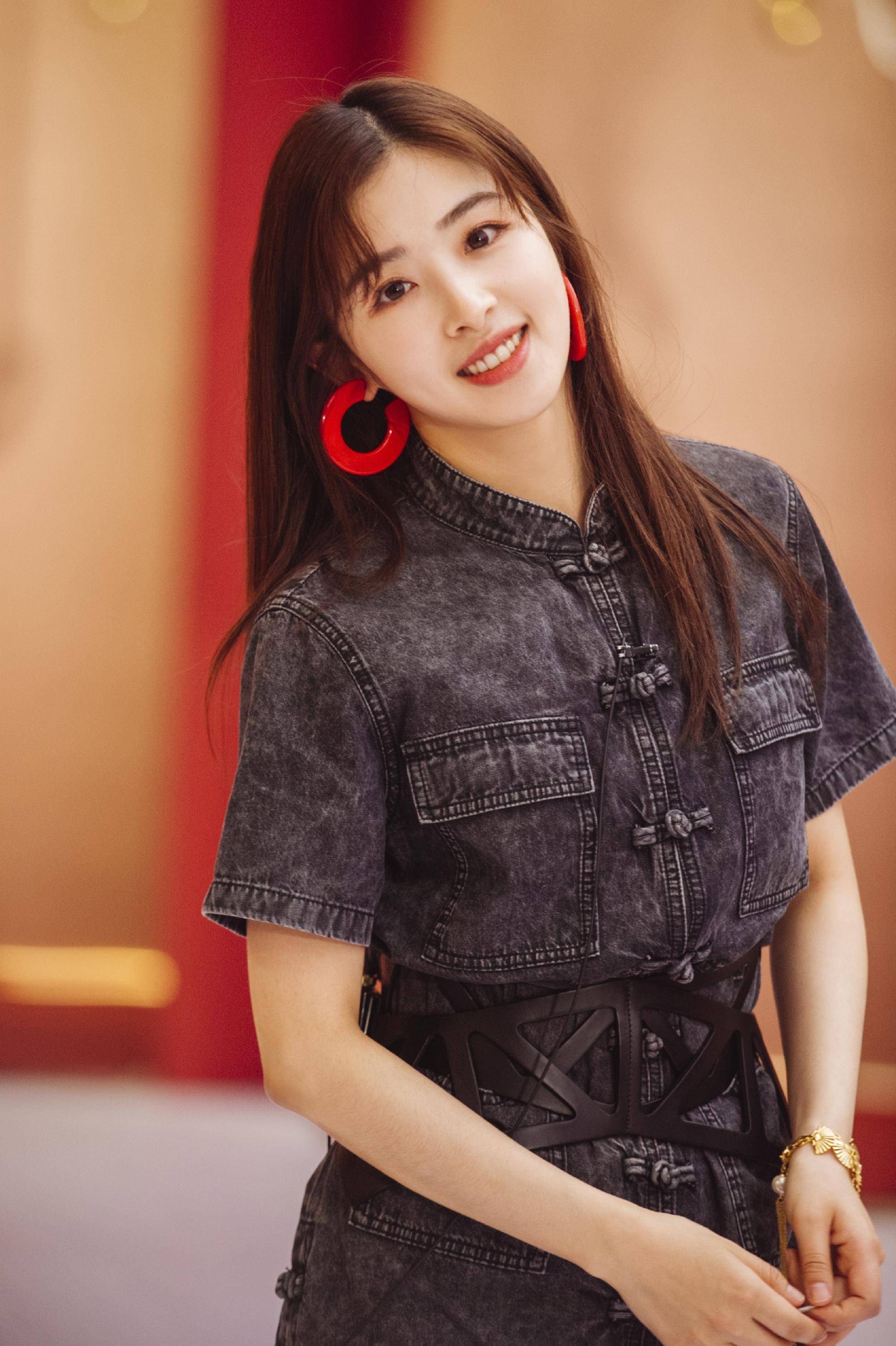 原创张含韵衣品逆天了衬衫休闲裤结合意外和谐随性慵懒风扑面而来