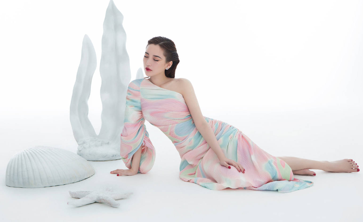 金莎大胆挑战性感风格湿发人鱼造型尽显好身材