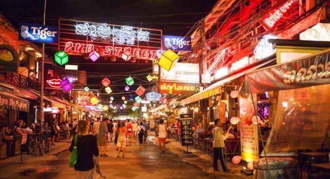 满大街中国友人,宛若90年代繁华的深圳