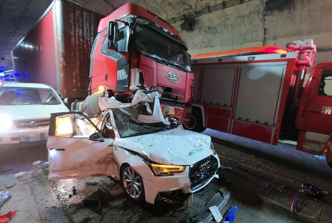 事发赣州隧道内5车连环追尾1人被困消防90分钟生死救援