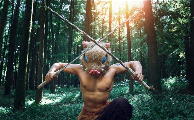 原创鬼灭之刃95后肌肉小哥cos伊之助意外走红网友这身材绝了