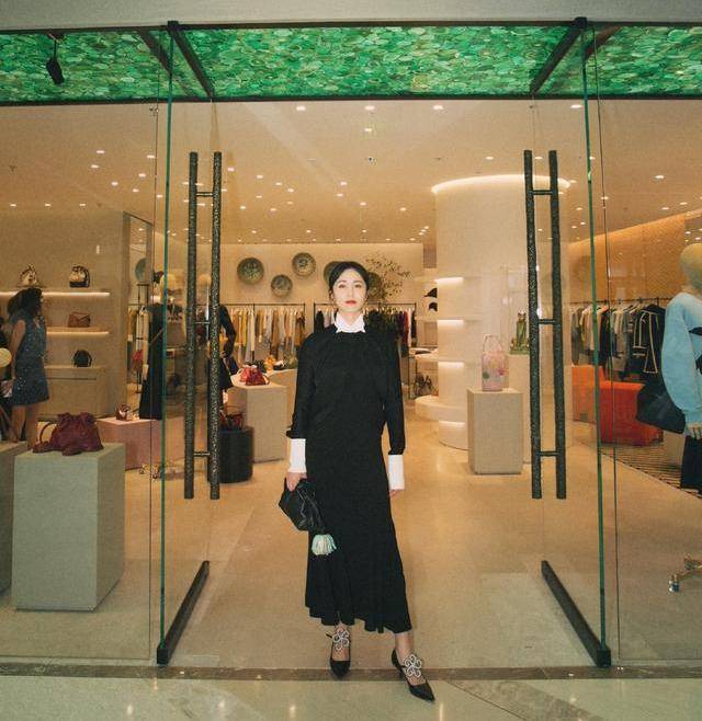 孙莉为复出这么拼占c位穿高跟鞋跳舞出席活动穿小黑裙太惊艳