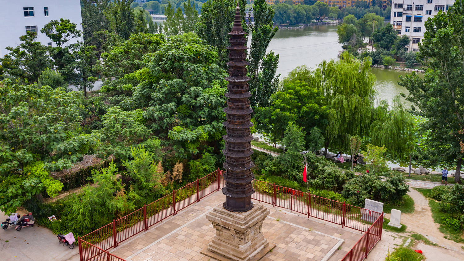 这座铁塔真的不一般,它是 中国 六大古铁塔之一,位于 山东 省 聊城 市