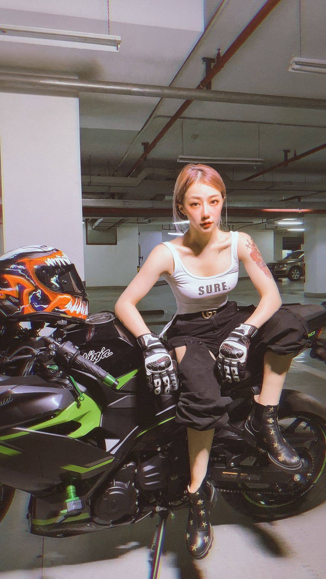机车女孩"mermaid小小美"霸气驾驭川崎400超酷重骑机车女孩图走红