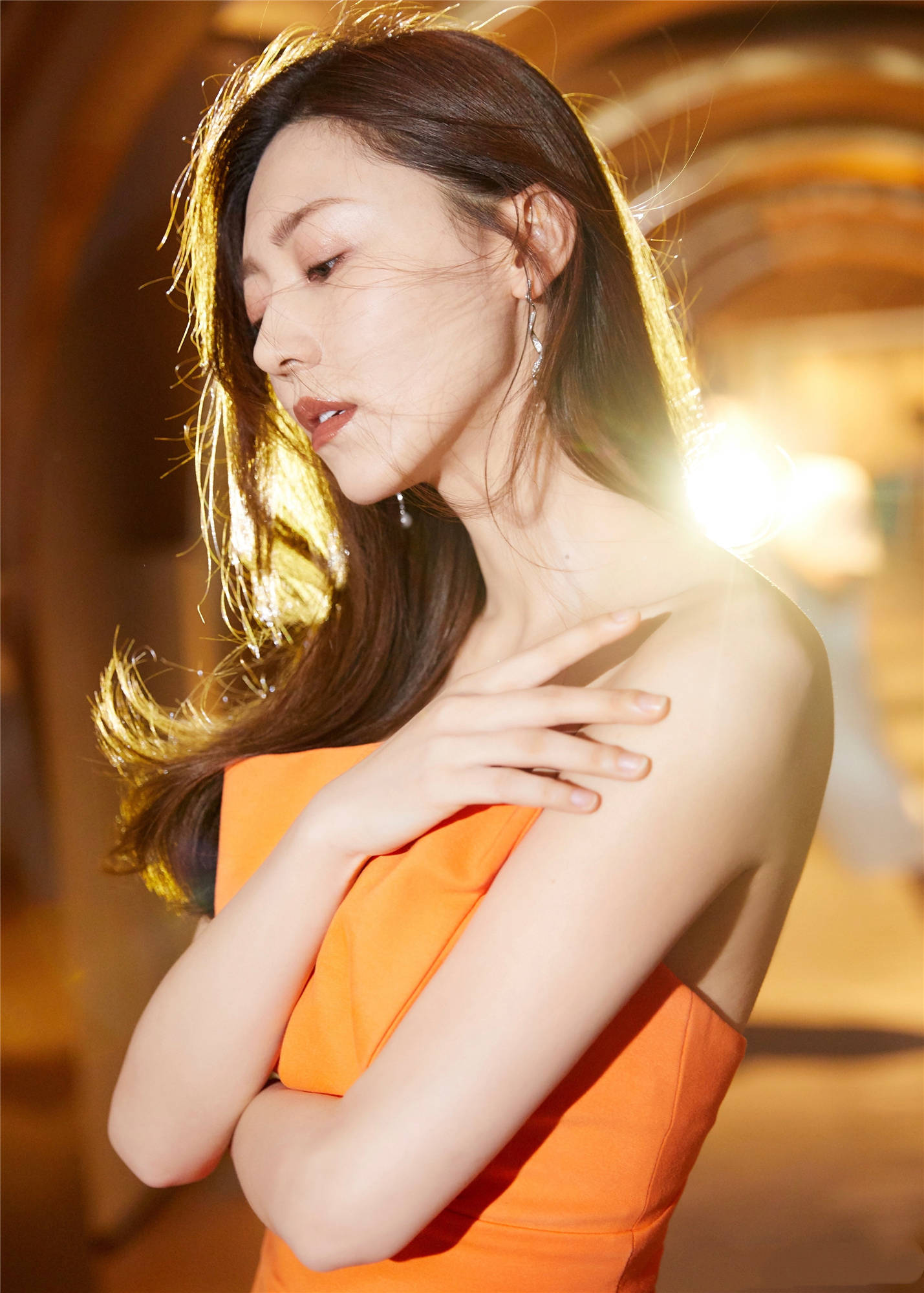 黄梦莹穿橙色长裙参加《重启》见面会气场全开!