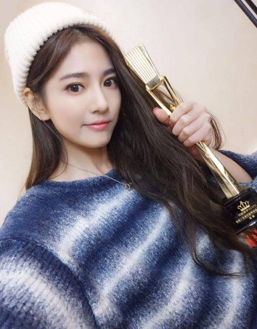 这位网红是mc鸽宝,90后,可能大多数人不知道她,但是她的男粉丝非常多