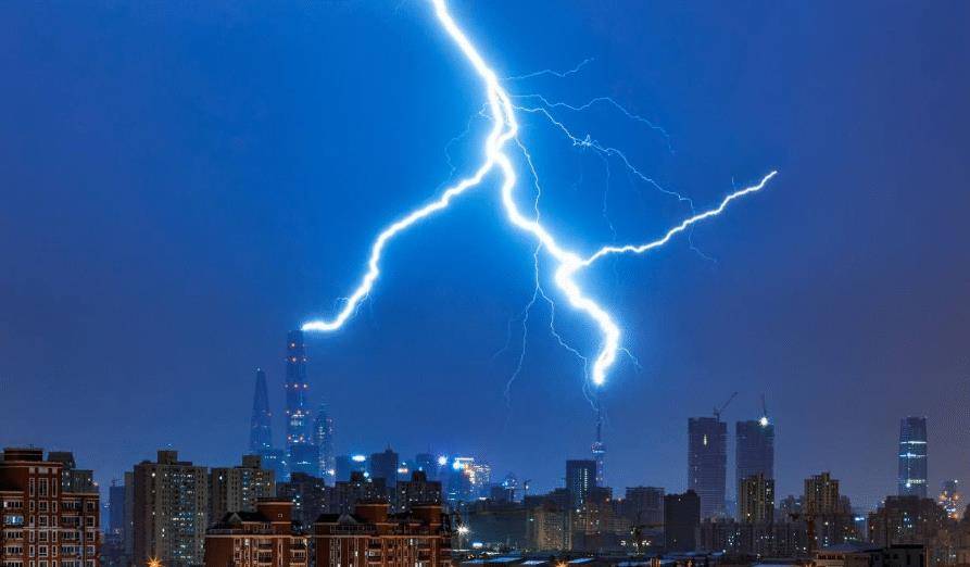 骇人的雷电上海东方明珠塔被闪电击中大自然的警示