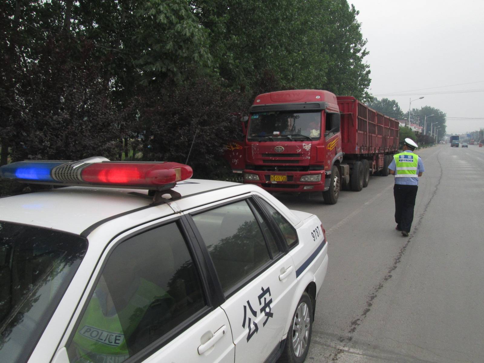 莒南交警以路面為重點抓實夏季