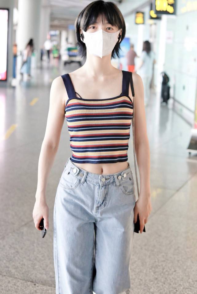 赵粤一身休闲装现身条纹吊带配牛仔裤清凉好看满满的夏天气息