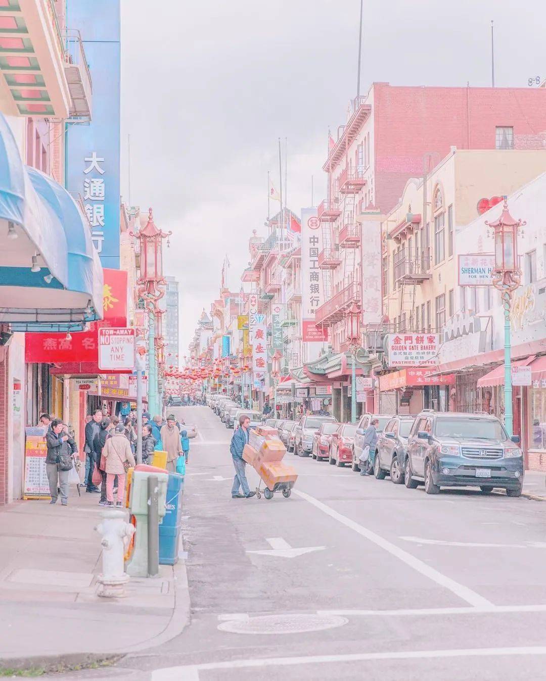 超治愈的ins摄影作品她让城市变成糖果色漫游在超现实梦幻仙境