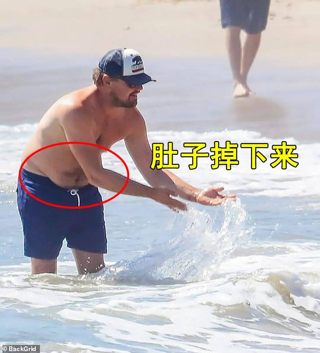 45岁莱昂纳多好可爱,在沙滩与孩子拍水花,童心未泯如昔日少年!_小李子