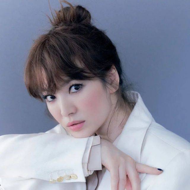 宋慧乔秋季大片曝光厚重刘海配慵懒丸子头离婚后美貌更上一层