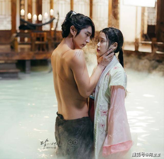 李准基环抱老婆,秀强壮手臂肌,麦色腹肌