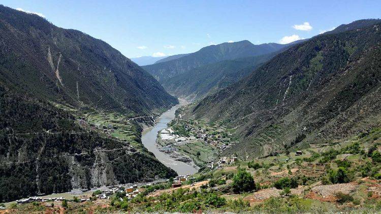 两河口水电站,也叫做雅砻江两河口水电站,位于四川省甘孜州雅江县境内