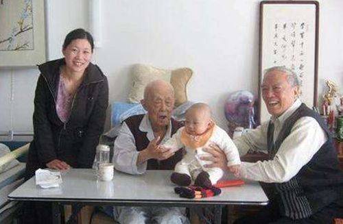 70岁父亲娶30岁保姆,父子13年不来往,生下一子后,两人关系破冰_季承