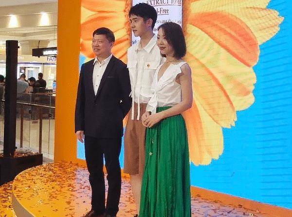 刘昊然撞脸杜海涛,两人一胖一瘦还真有点相似,但不至于像得那么紧要