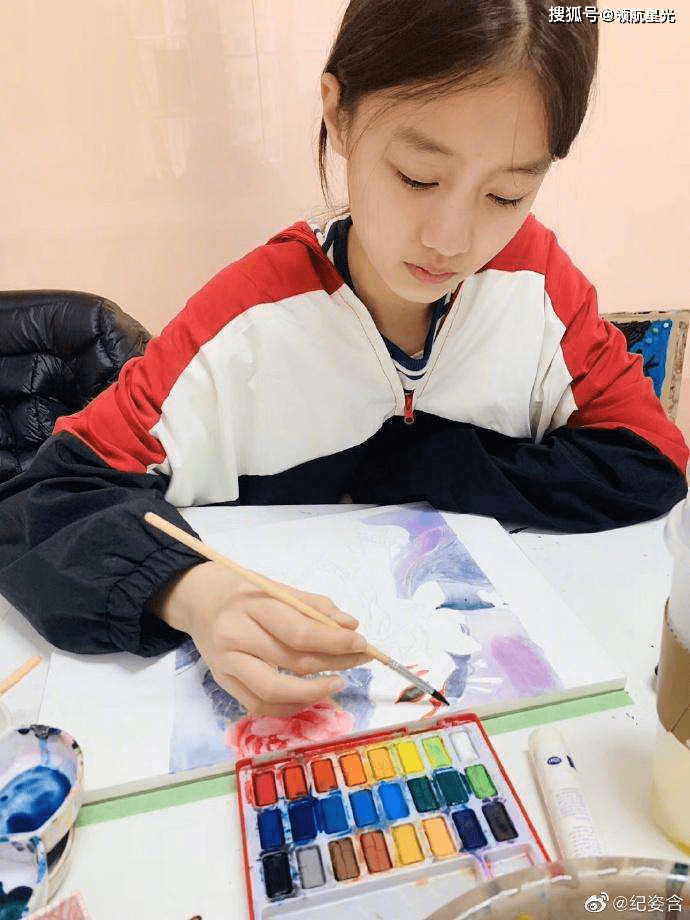 在拍戏工作的同时也没余耽误学业,纪姿含的成绩一直很稳定