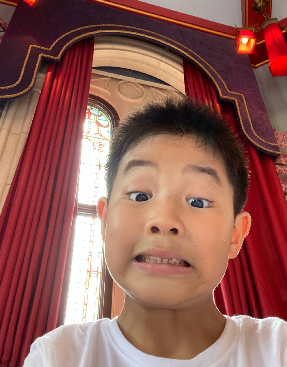 胡可晒小鱼儿搞怪自拍 不能陪儿子过生日辗转难眠