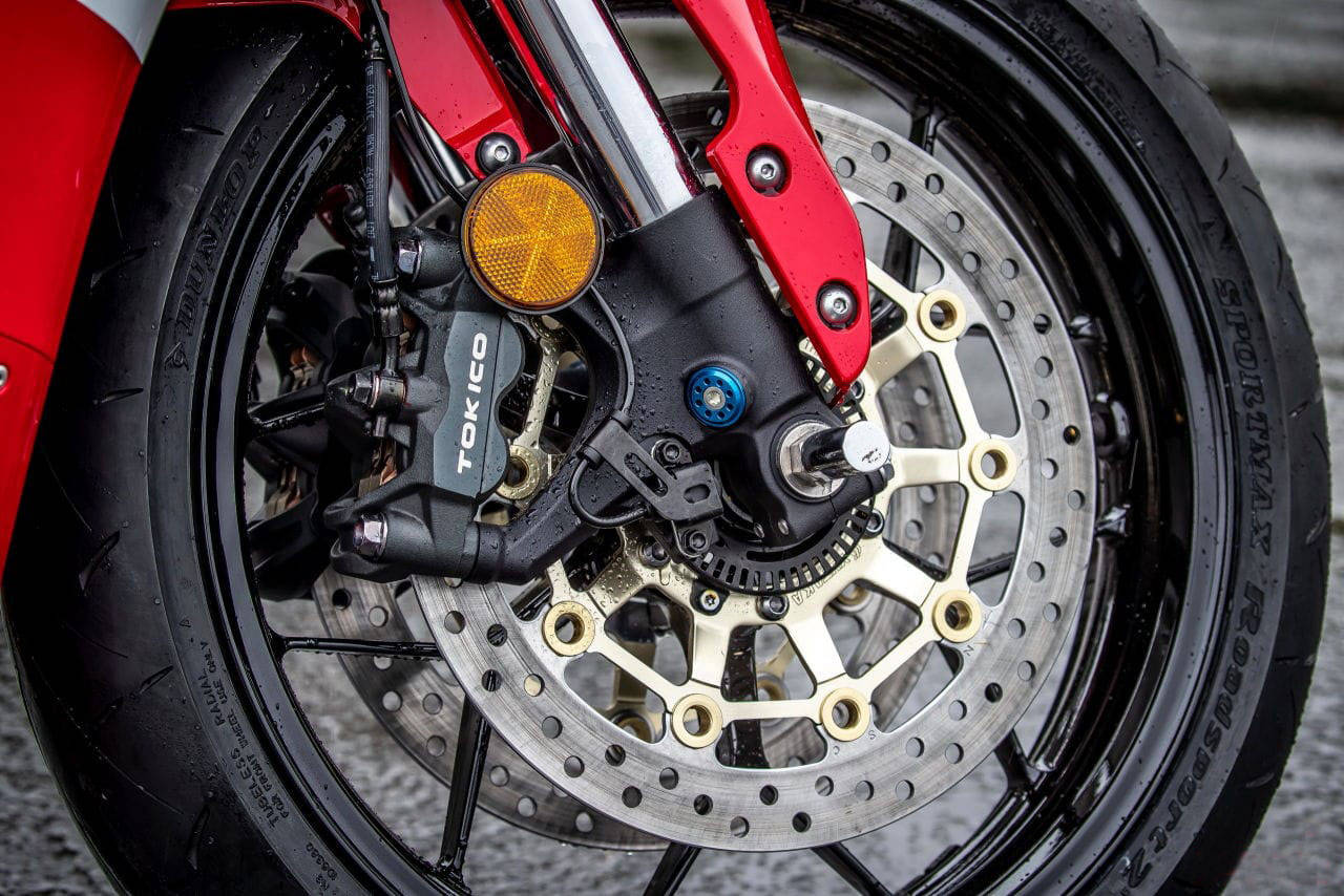 倒立式前叉由showa提供的,刹车卡钳则是tokico的辐射煞车卡钳,虽然