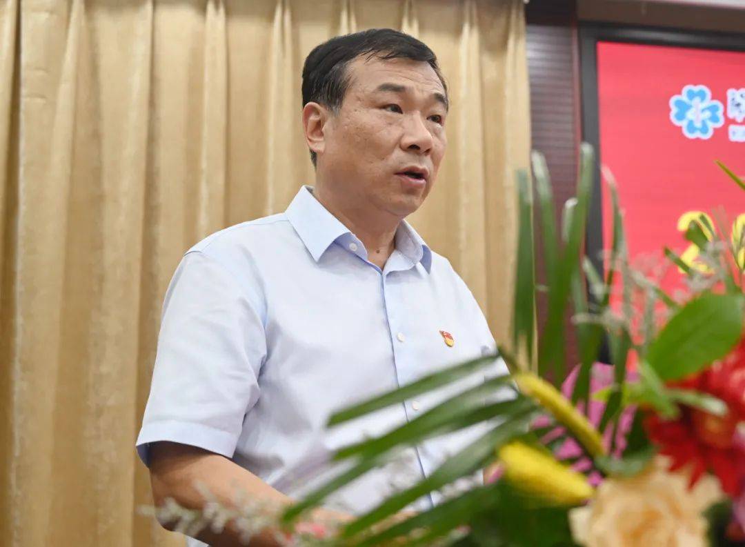 院长李华强在致辞中强调:医生时刻肩负着救死扶伤,治病救人的神圣职责