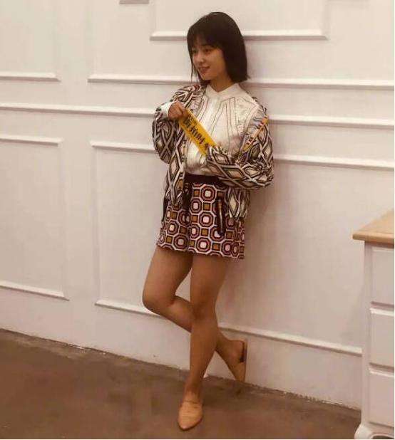 见过沈月各种抓拍丑照不得不承认她的确是一个上镜的小美女