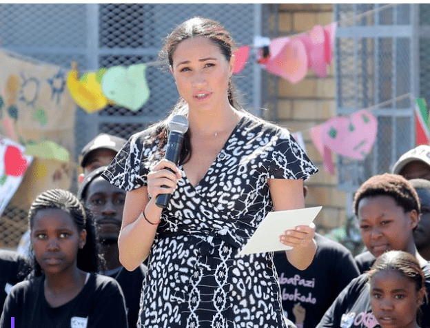 梅根会以惊喜的身份再次亮相谈论美国政治双语速读