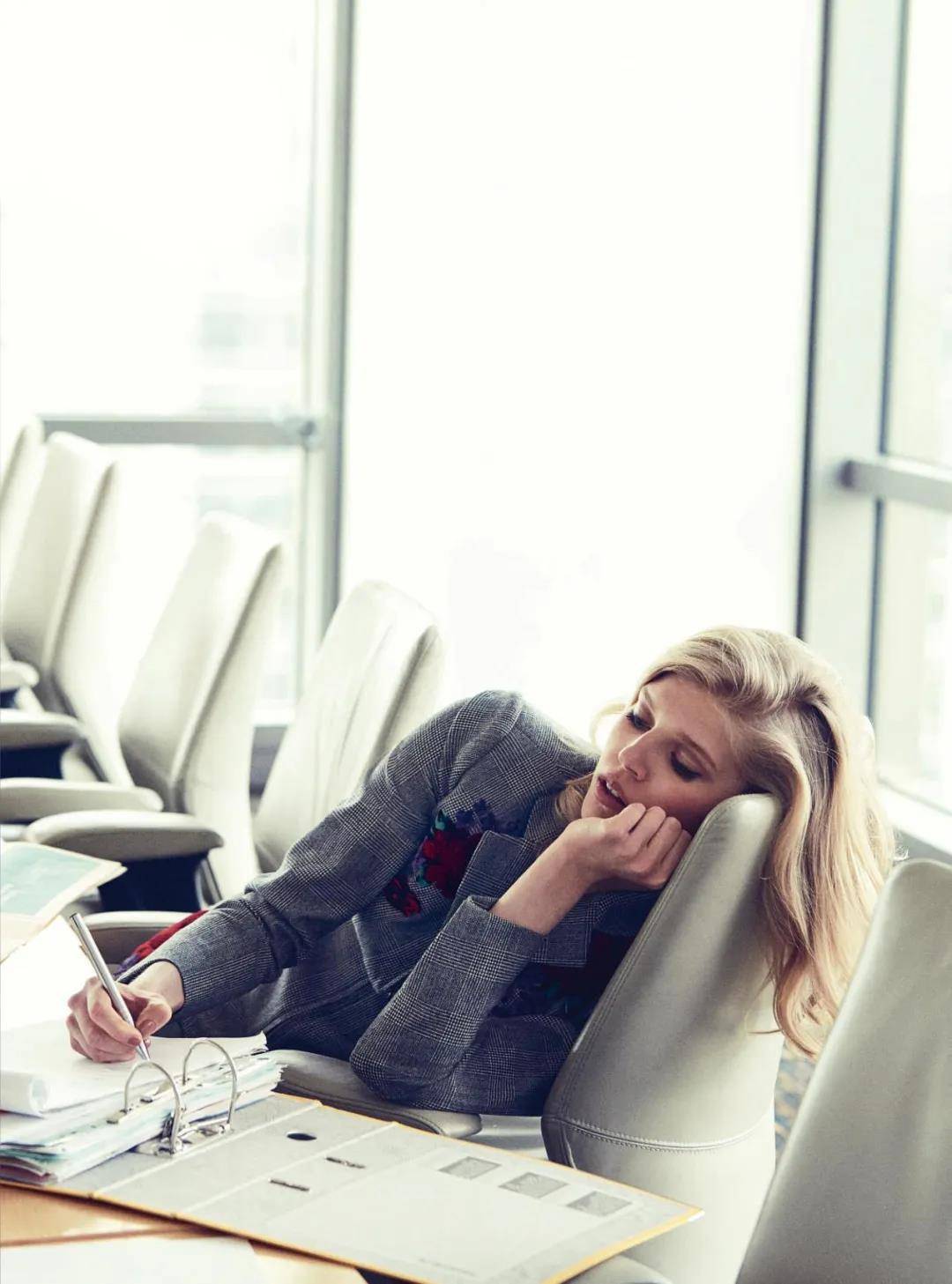 穿成这样,我不信你不愿意每天去上班_状态