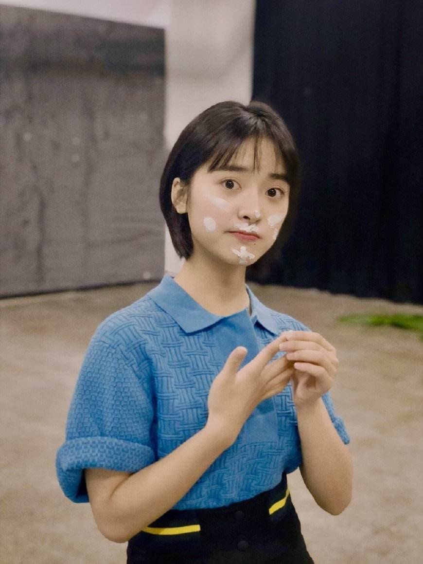 见过沈月各种抓拍丑照,不得不承认她的确是一个上镜的小美女
