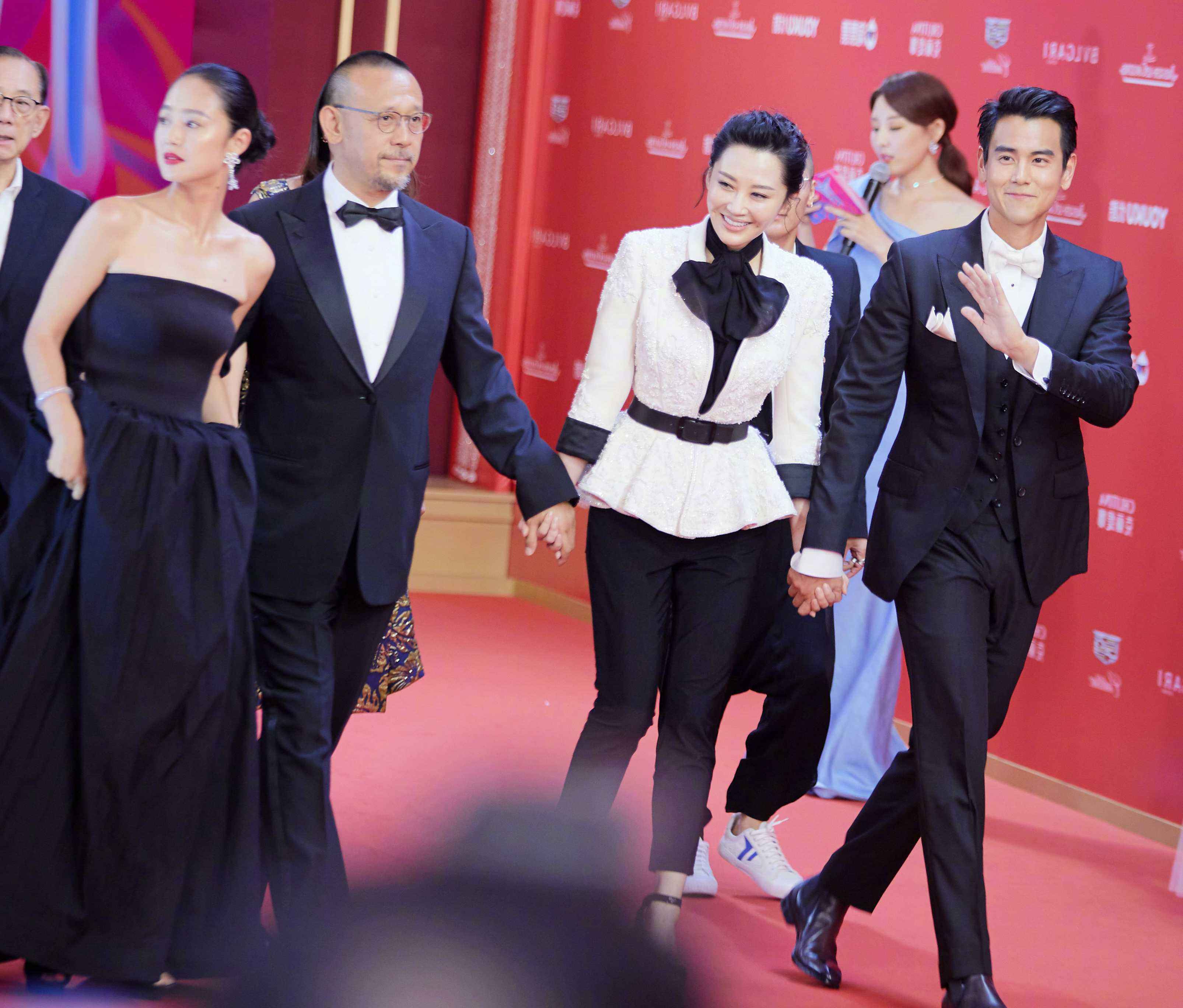 姜文老婆是漂亮,但跟许晴坐一起,气质韵味可都不如她高级!