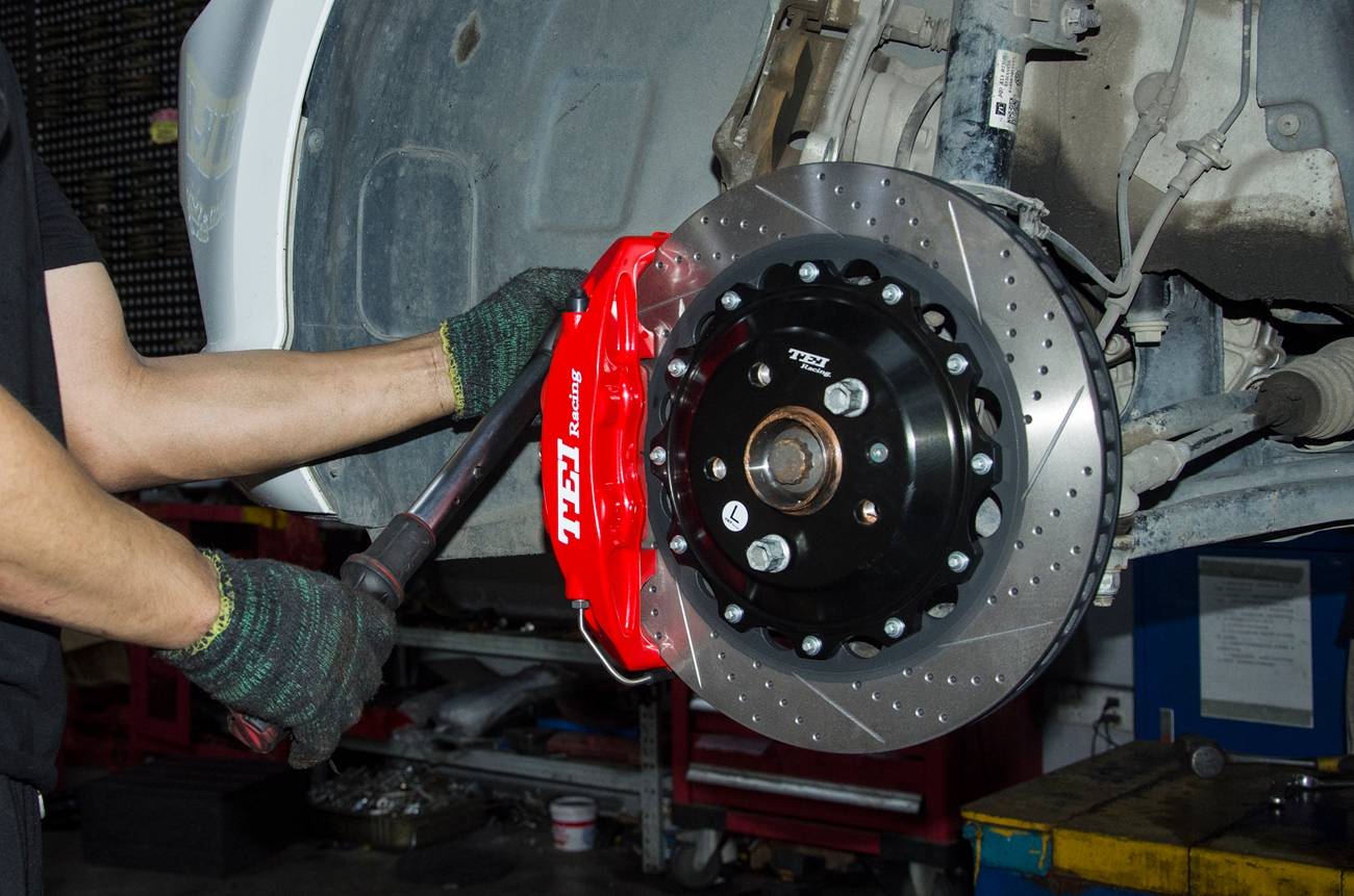 安装活塞卡钳 使用扭力扳手锁紧