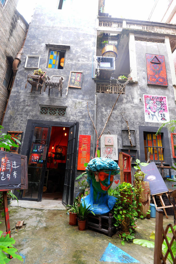 开设创意工作室,画室等,在艺术潮逐渐疏离小洲村的当口坚守着彼岸的