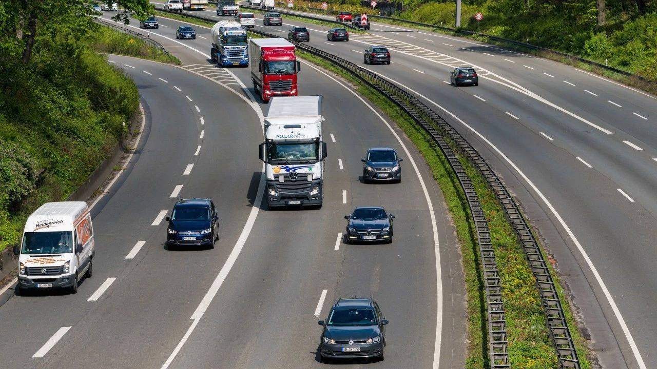 德国高速为什么不限速?看完你就明白了