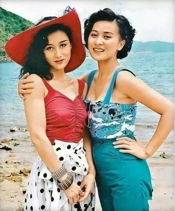 原创利智也老了穿黑色纱衣与家人合影皱纹暴露真实年龄