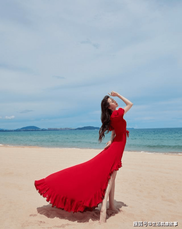 在沙滩上,刘诗诗赤脚拍照,谁注意到她的腿?