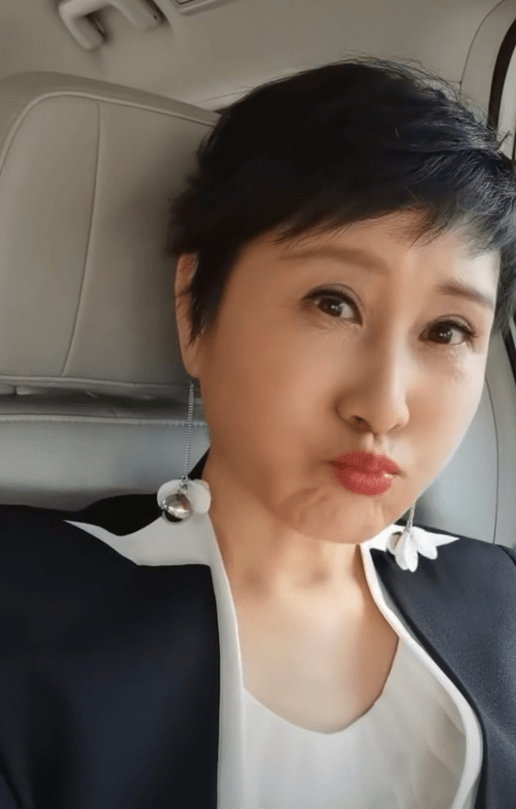 原创张凯丽嘟嘴自拍满眼皱纹还不承认老57岁了真没必要刻意装嫩