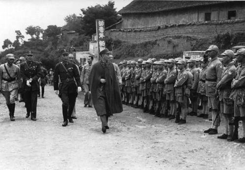 原创蒋介石急于调兵增援淮海战场白崇禧扣车扣船气得蒋摔电话大骂