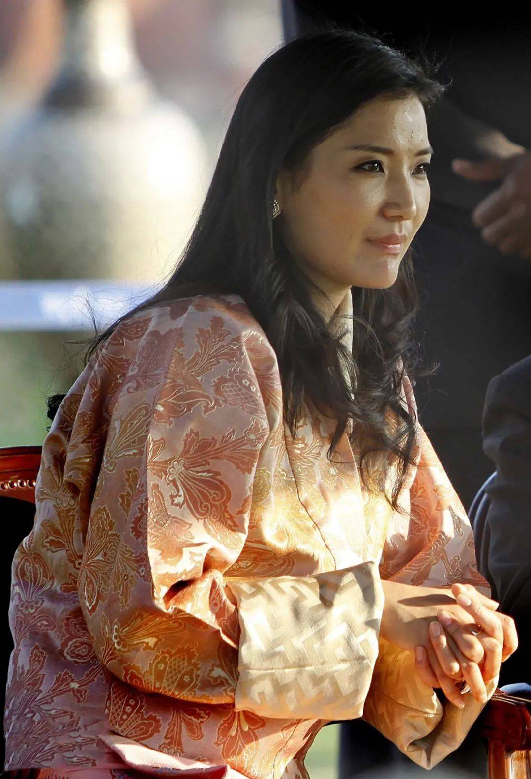 30岁不丹王后做客国外,独自抢先坐主人位,惹怒国王也不屑