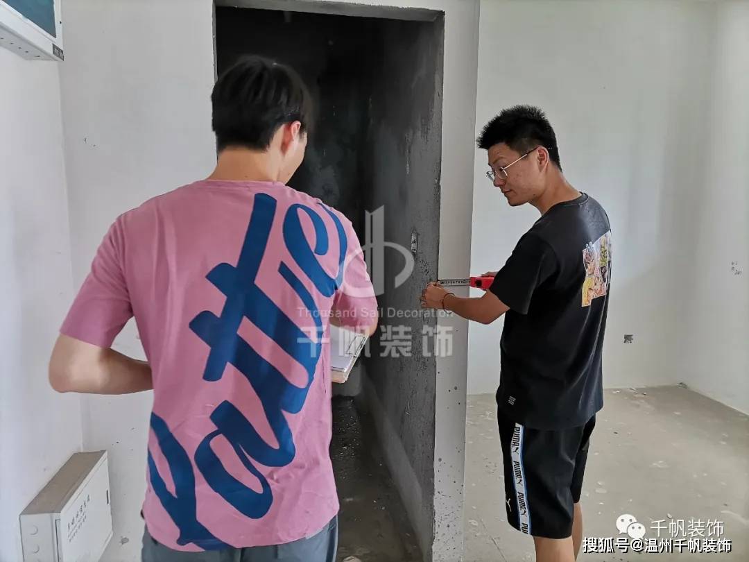 工地量房去了,顺带拍了些千帆设计师们在140㎡房屋测量时的工作照给