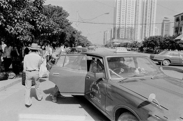 80年代深圳照片:圖二農民工蹲在樹下吃飯,圖八三無人員被遣返_出租車