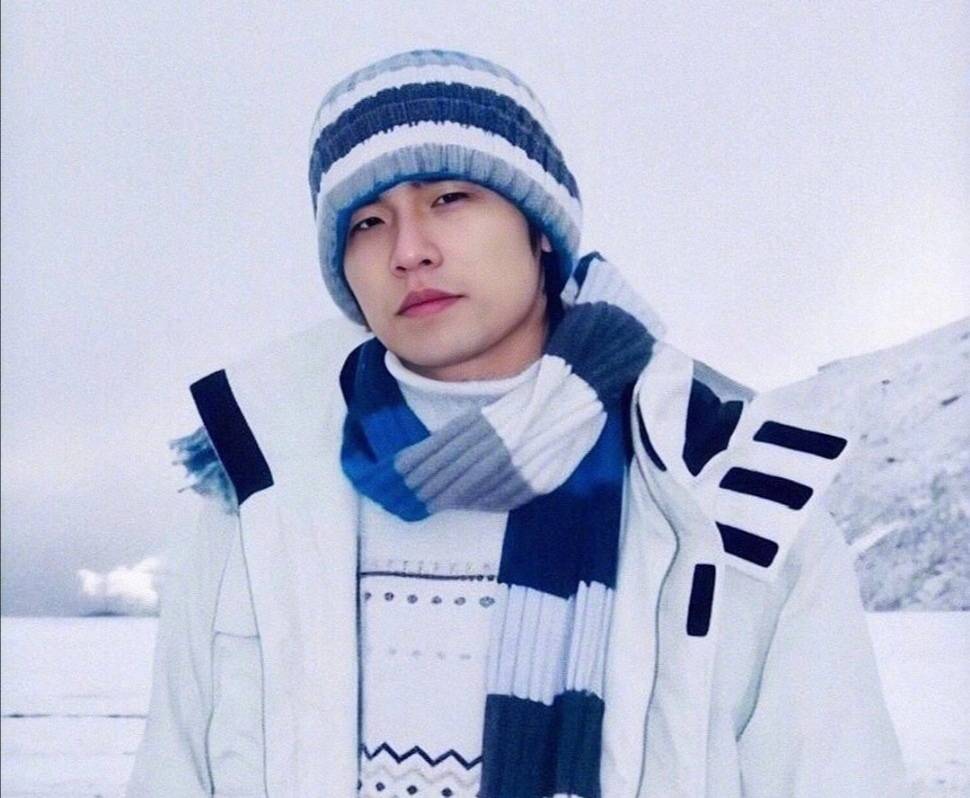 年轻时到底有多帅?周杰伦晒20年前旧照 颜值超高吸粉无数_手机搜狐网