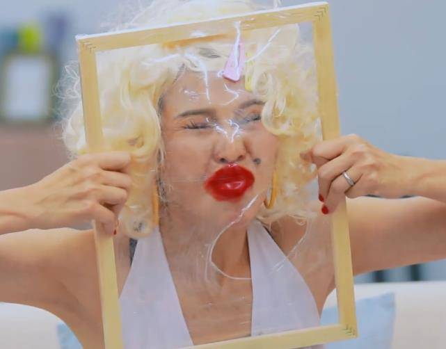 原创谢娜胡可挑战冲破保鲜膜,以为她俩丑,看到张歆艺蔡少芬,笑出眼泪