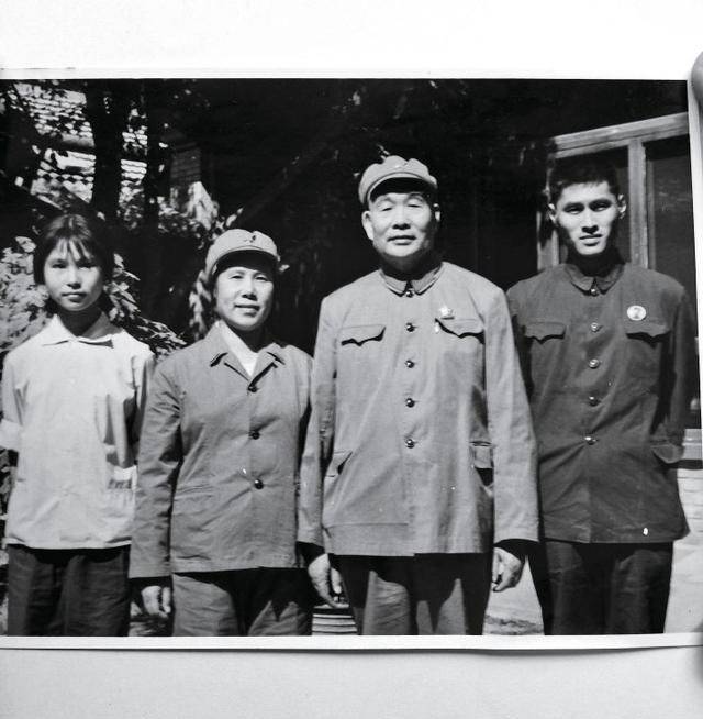 他是首任海军司令员,一家走出四将星,儿媳家喻户晓_肖劲光