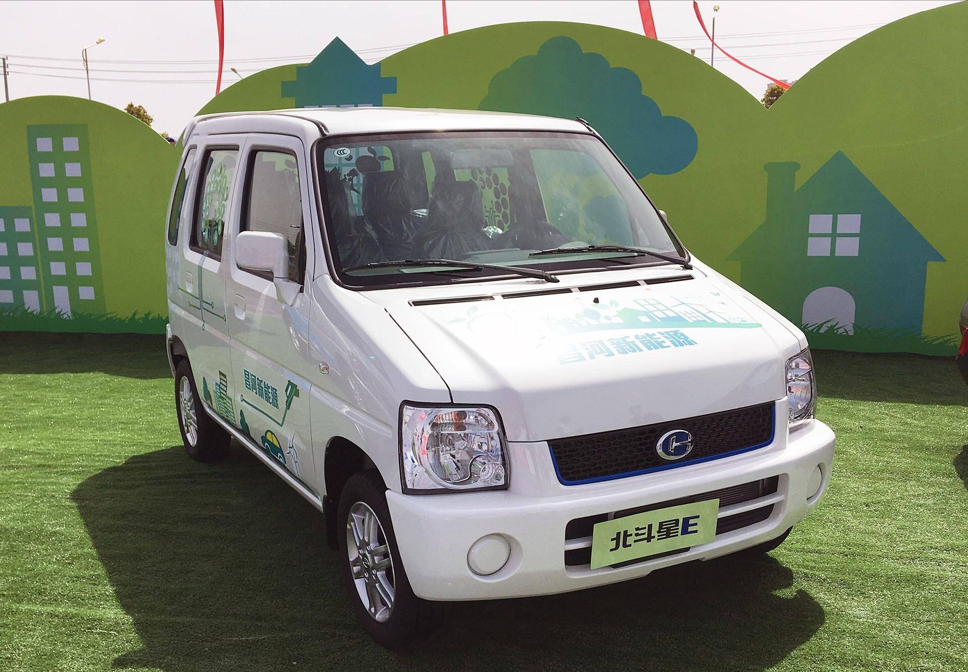 纯电版铃木北斗星,续航百公里,预售3.9万,空间比飞度还宽裕