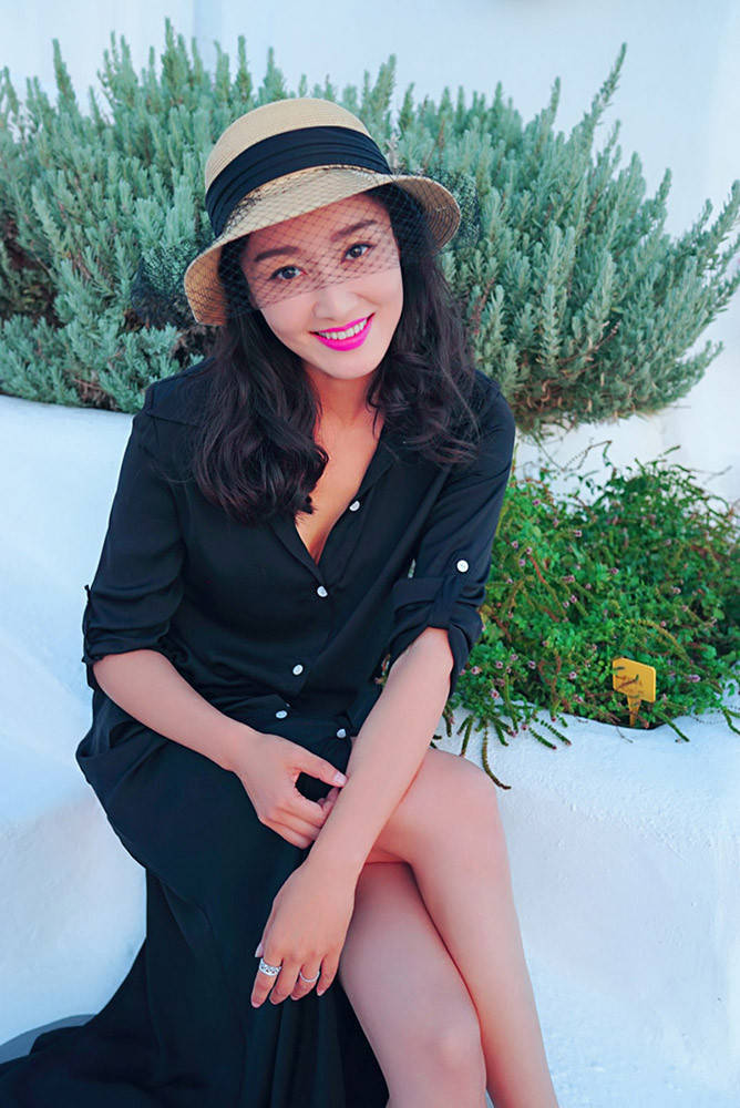 为嫁富豪离开央视,转型做明星8年,如今衣柜掉皮,女儿衣服破烂_赵子琪