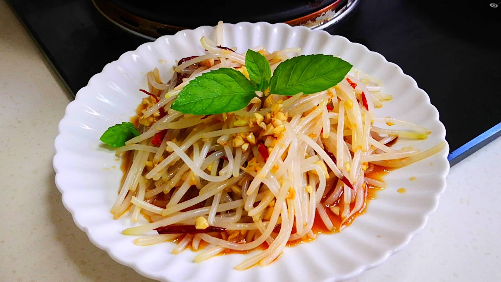 想必大家都知道,绿豆芽就是绿豆生出的芽,它的营养特别丰富,维生素c的