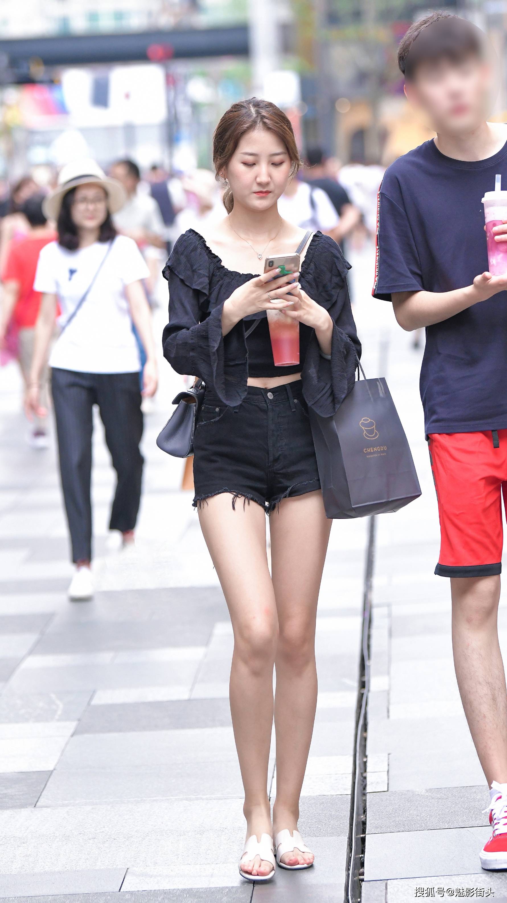 黑色高腰上衣加黑色牛仔短裤,搭配平跟凉拖鞋,轻松打造大长腿