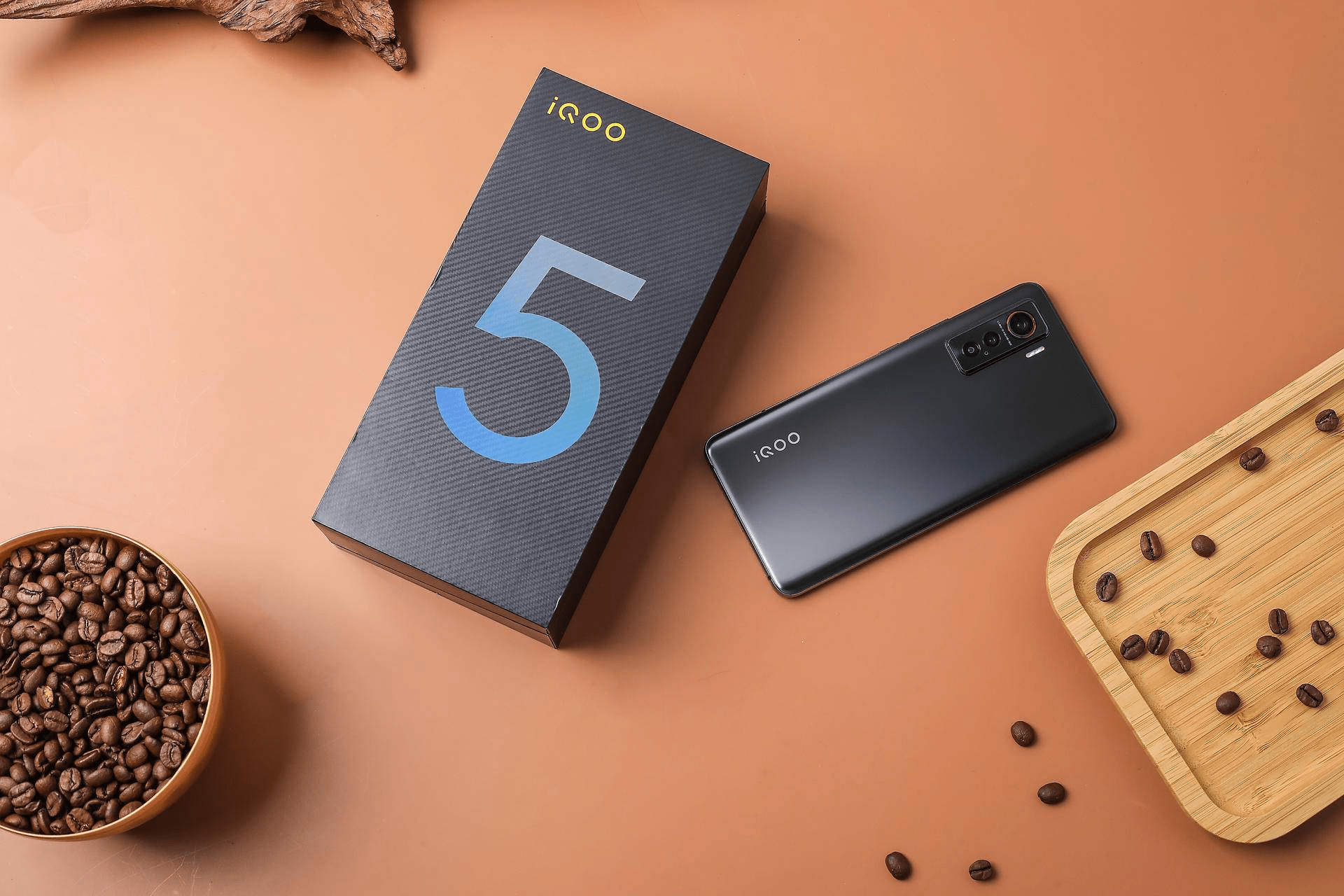 自从进入5g时代以来,因为要适应性能增长的要求,使得不少手机越做越重